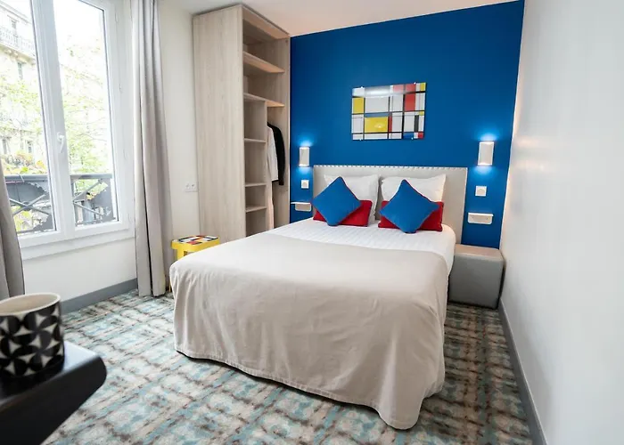 Hotel Du Mont Dore Batignolles Parijs